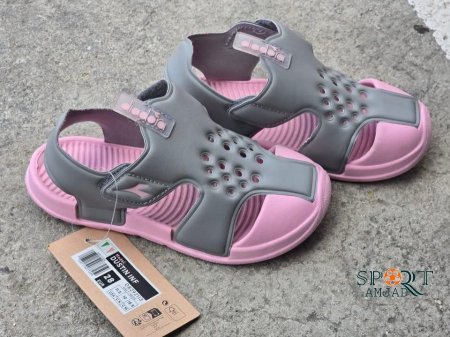 رمادي مع زهري