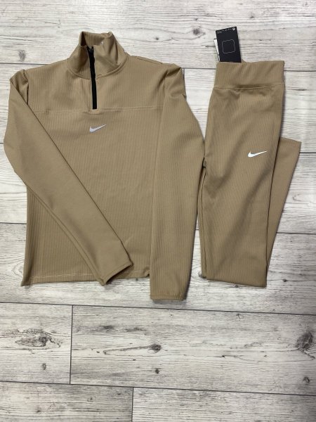 بدلة رياضية للصبايا من نايكي